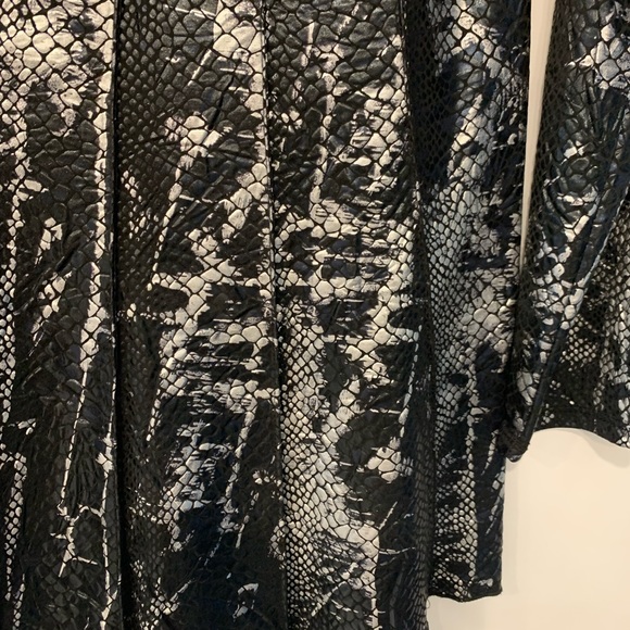 Dressy, faux animal print top with a removable necklace ! - Picture 3 of 4